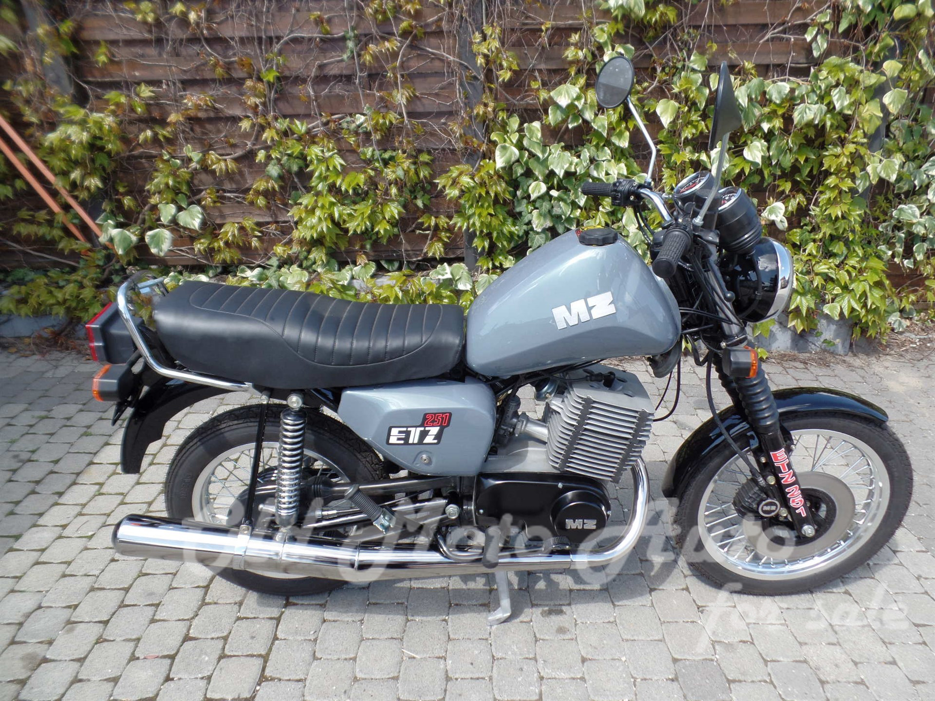 MZ ETZ 251 - Available in several colours!